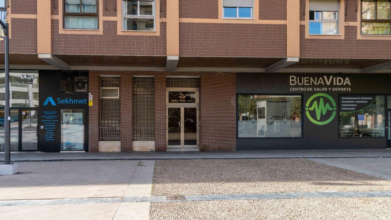 Los negocios relacionados con la salud copan la mayoría de locales.