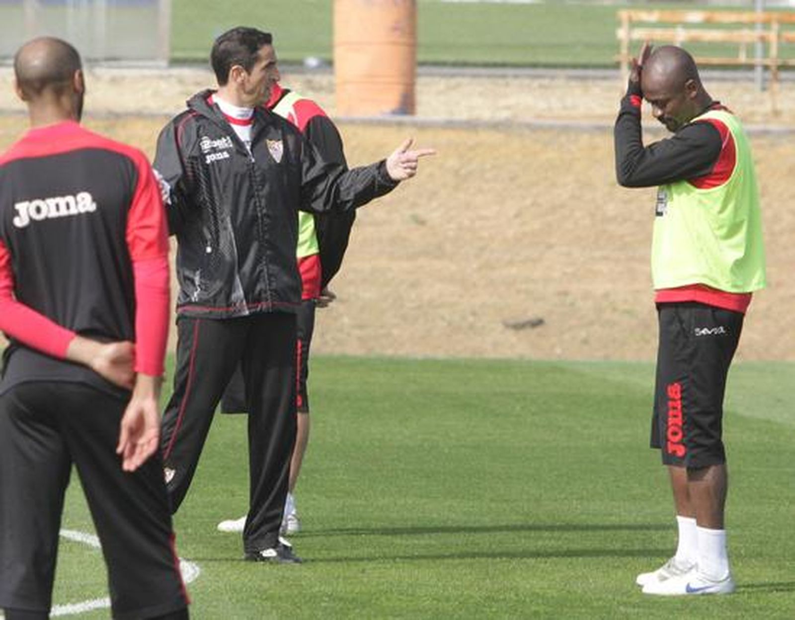 Jiménez habla a sus jugadores en un entrenamiento.

Foto: Belén Vargas