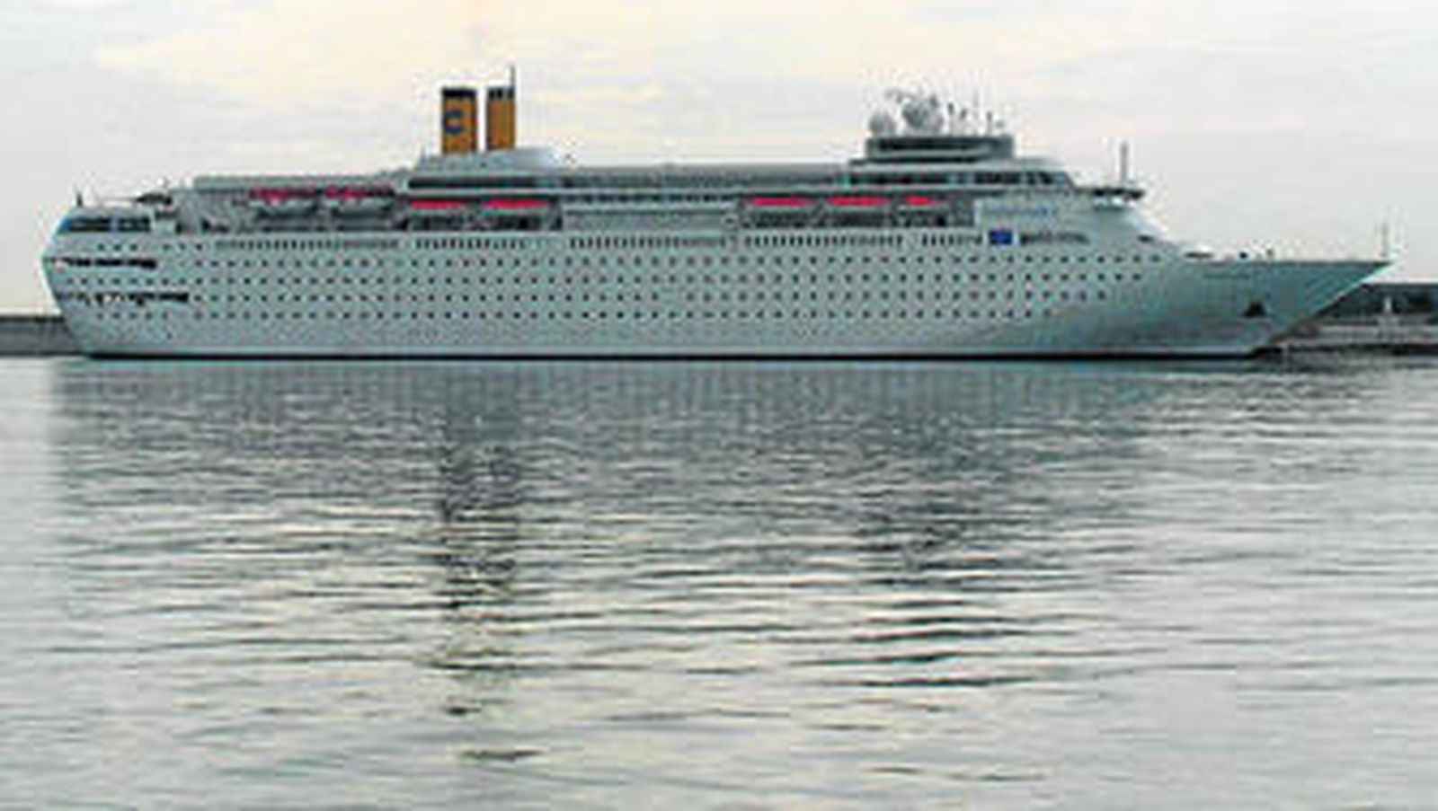 El 'Costa Classica', ayer, atracado en el muelle norte.