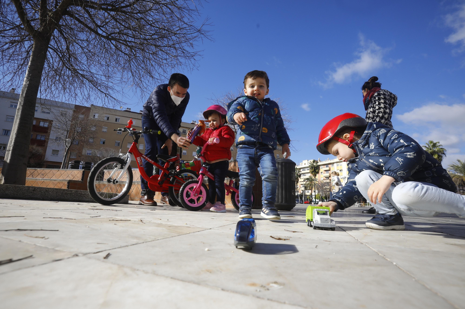 Los niños estrenan sus Regalos de Reyes por las calles de Córdoba, en fotografías