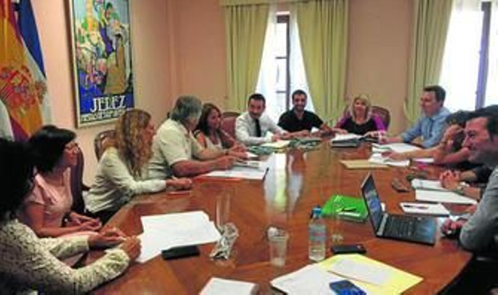 Fernando López Gil y Mamen Sánchez reunidos ante la presencia de delegados municipales y territoriales.