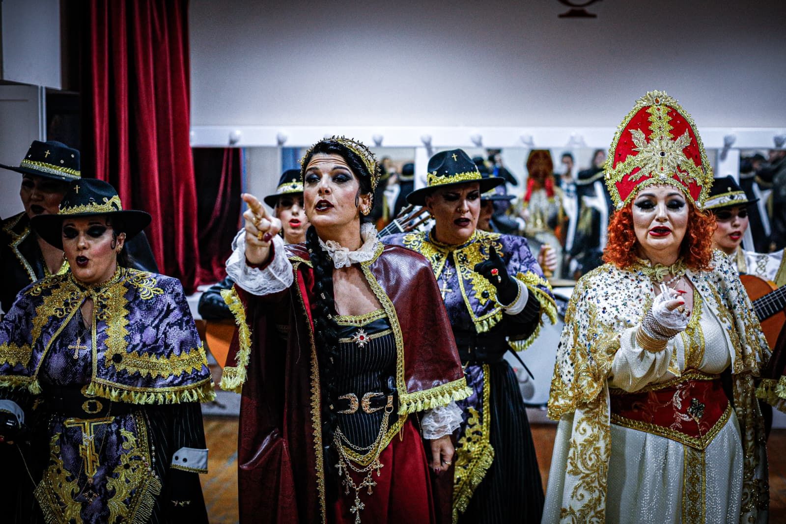 Algunos de los tipos de 'La camorra' de Marta Ortiz en los camerinos del Falla