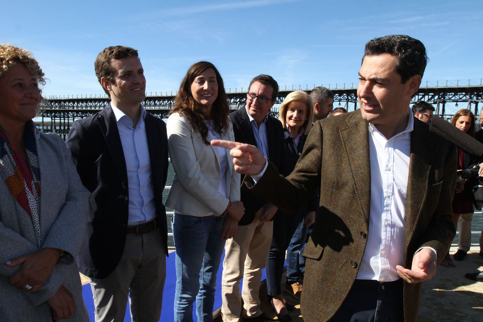 Juanma Moreno, en Huelva, con Pablo Casado, Dolores López y Fátima Báñez