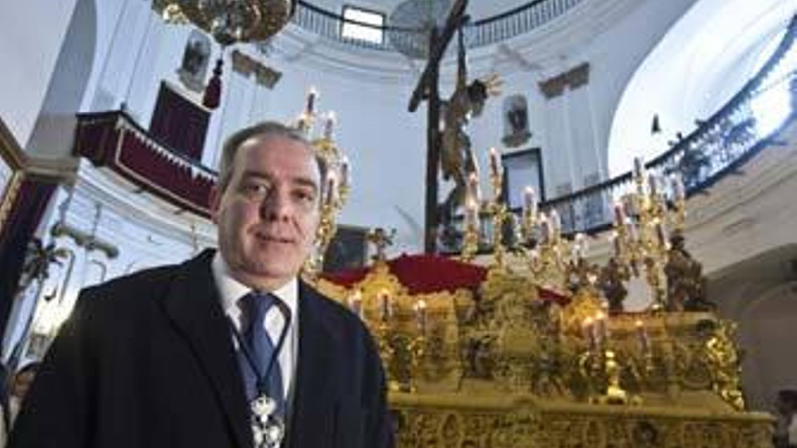 Pedro Bueno, hace unos años ante el paso del Cristo de la Misericordia.