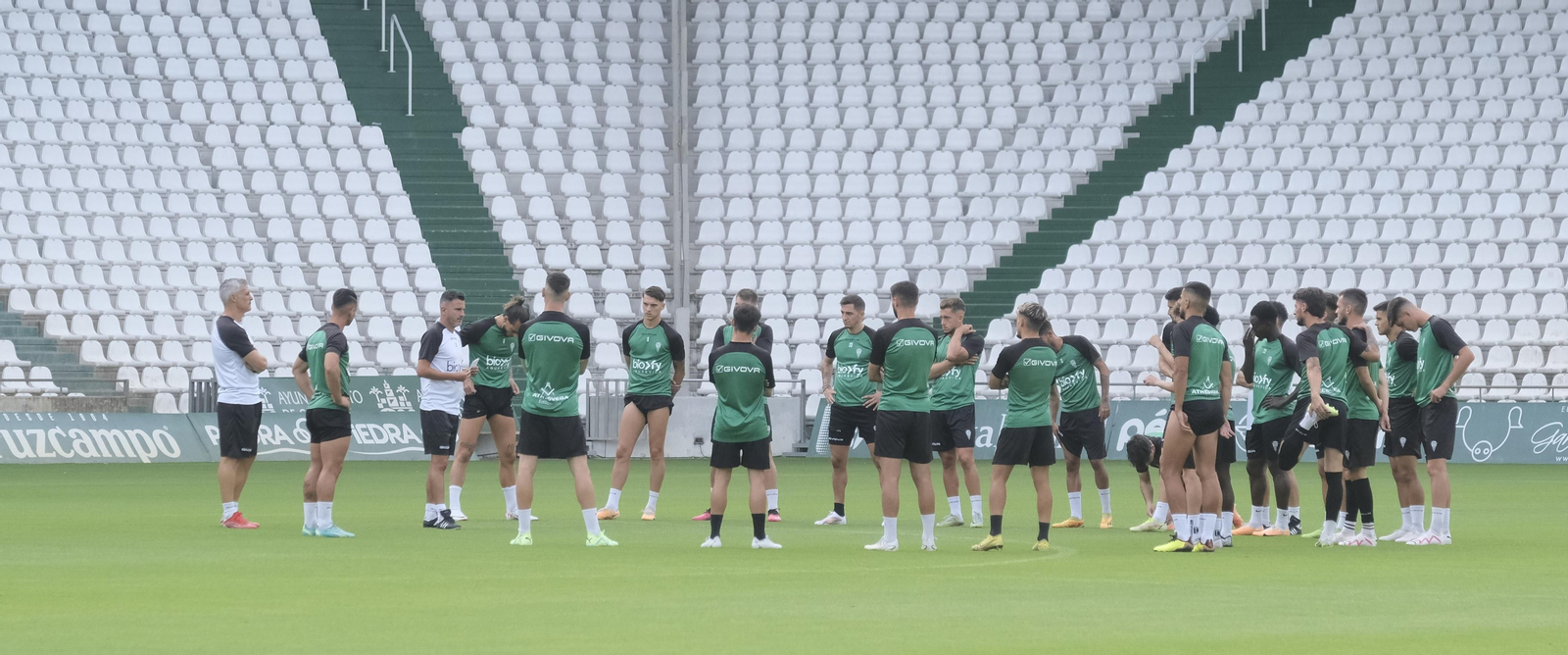 Iván Ania da órdenes a sus jugadores durante la sesión de este viernes en El Arcángel. Iván Ania da órdenes a sus jugadores durante la sesión de este viernes en El Arcángel.