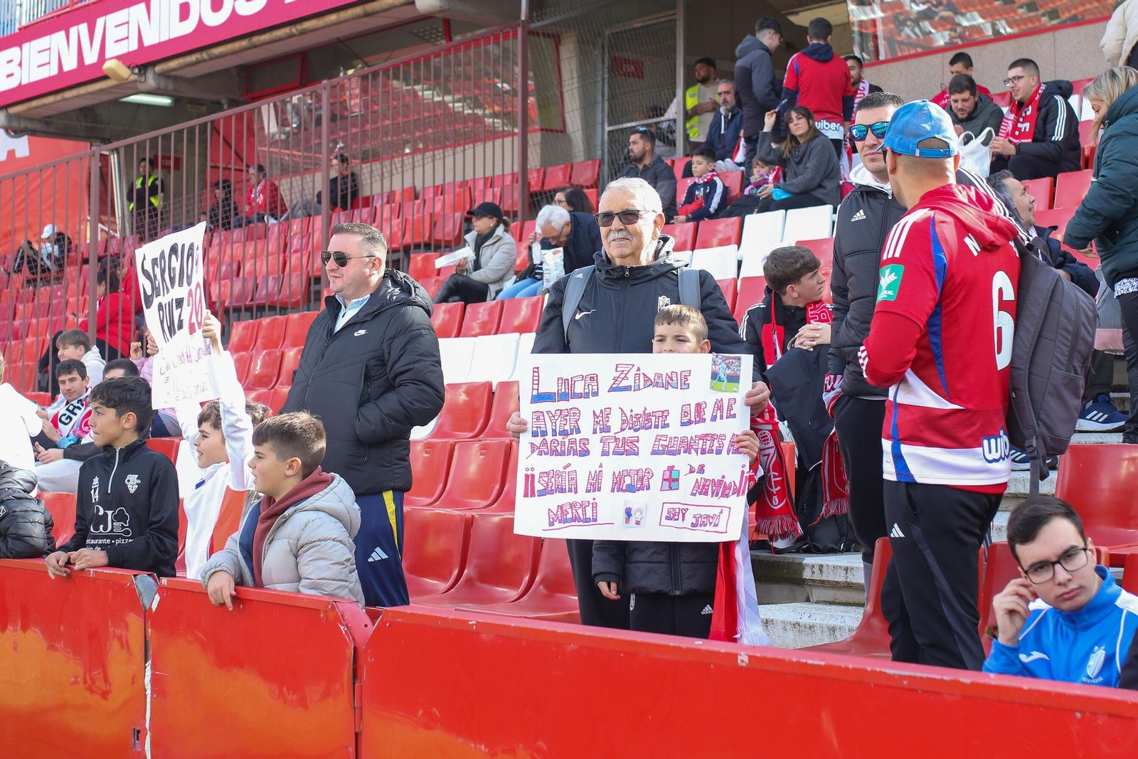 Encuéntrate en la grada de Los Cármenes en el Granada-Sporting