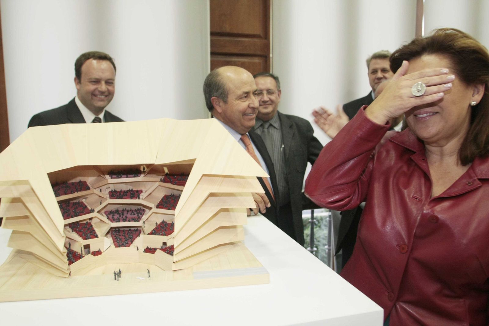 La entonces consejera de Cultura (2004-2010), Rosa Torres, bromeaba con la sorpresa que había supuesto el trabajo de Kuma.