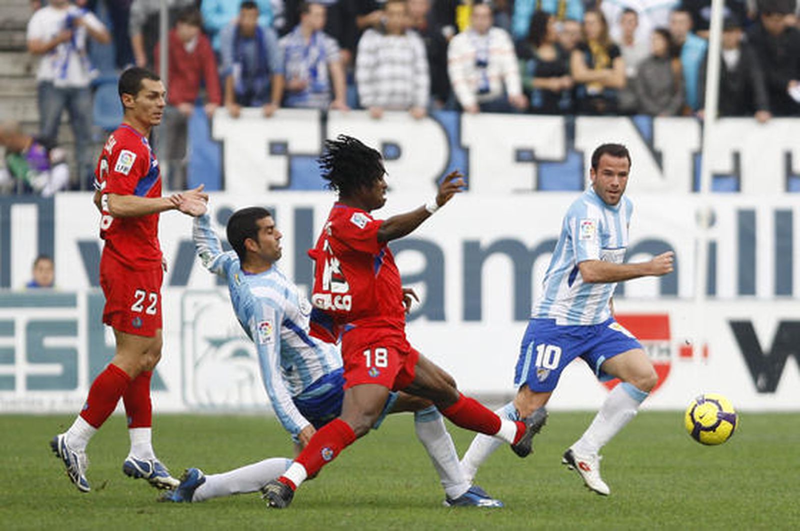 El Málaga respira tras su victoria en Liga ante el Getafe. / Sergio Camacho