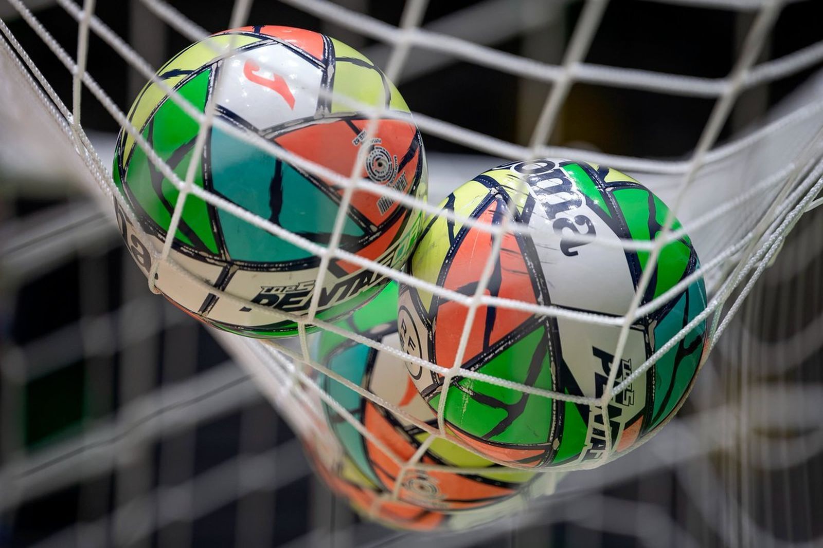 Balones sobre la red de una de las porterías del Olivo Arena