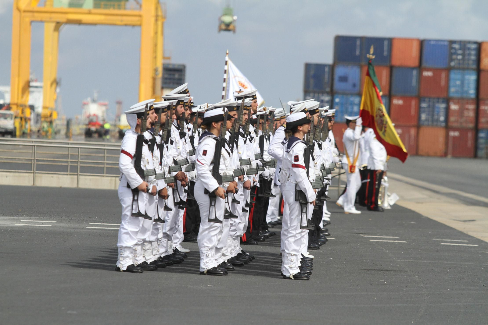 Entrega de la bandera de combate a la fragata Cristobal Colón