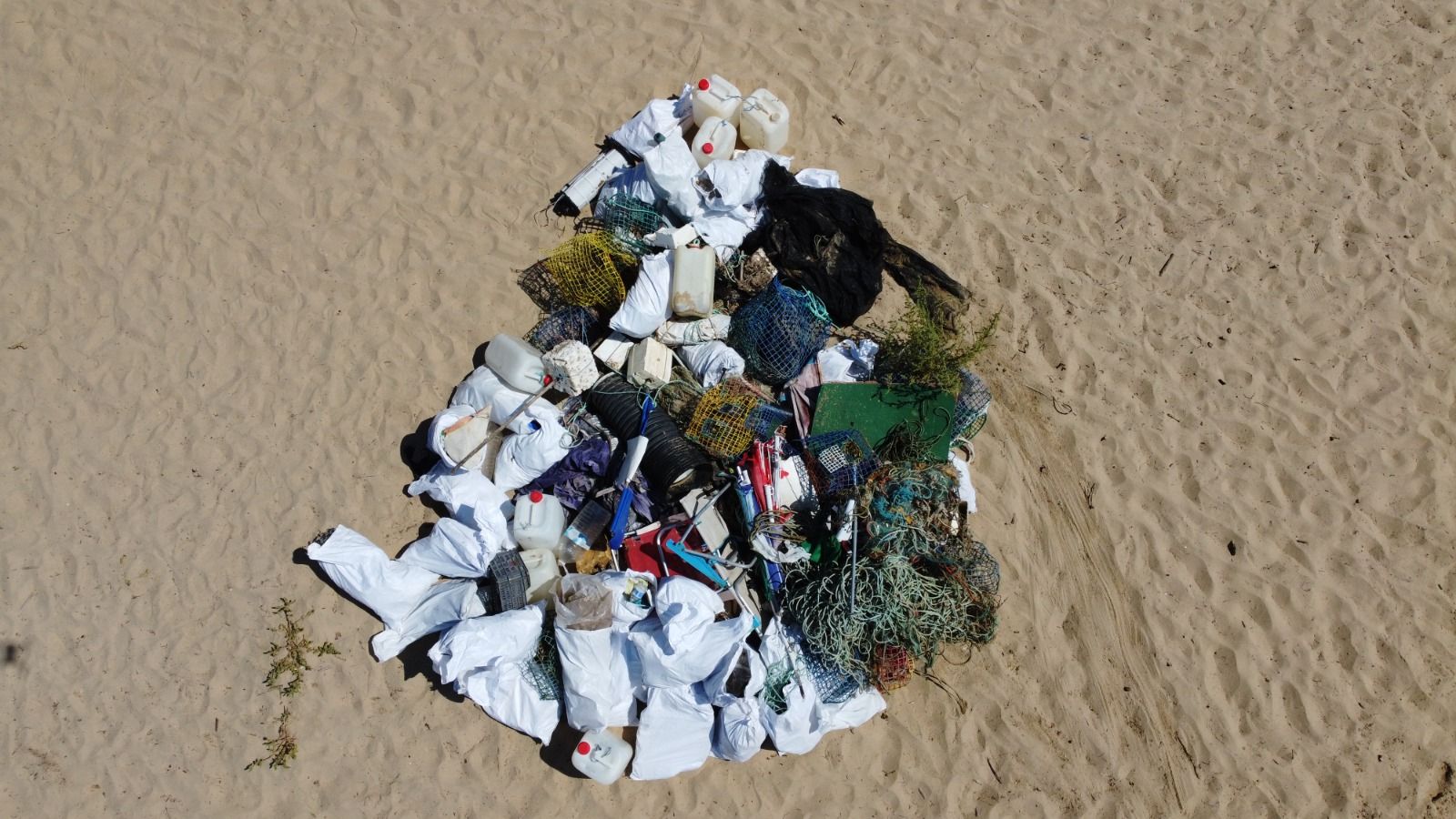 Basura retirada por los voluntarios en las playas de Huelva.