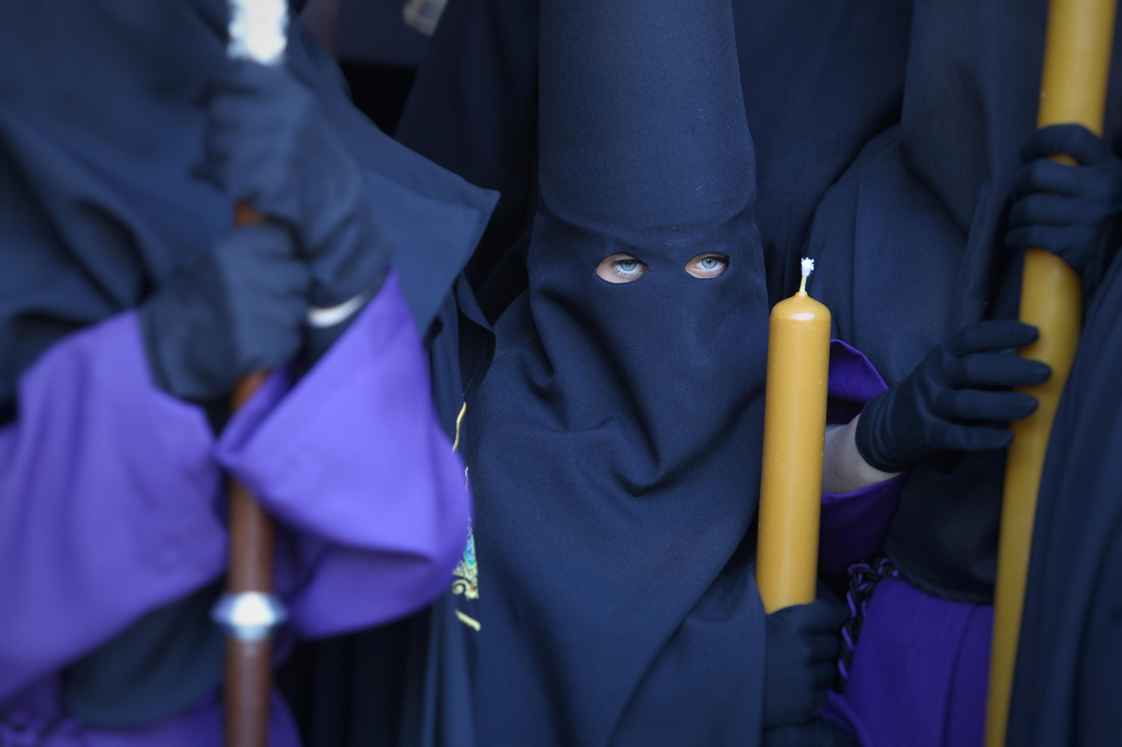Crucifixión en su procesión del Lunes Santo en Málaga, en fotos