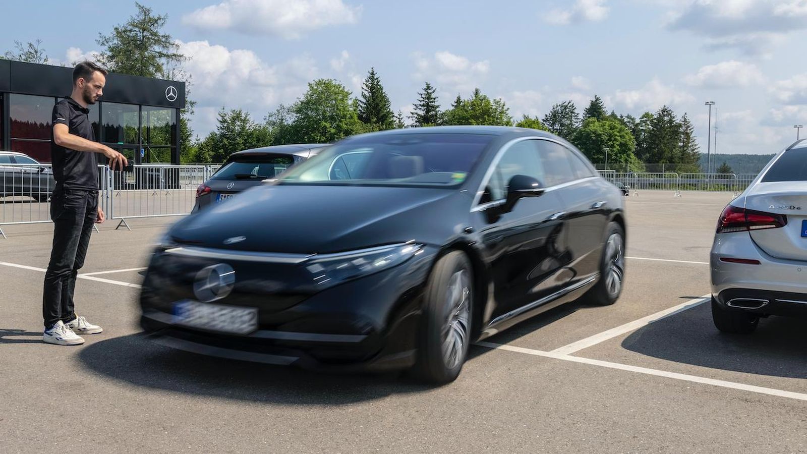 Con el Remote Parking Assist es posible situar el EQS en una plaza de aparcamiento usando sólo la aplicación del teléfono móvil.