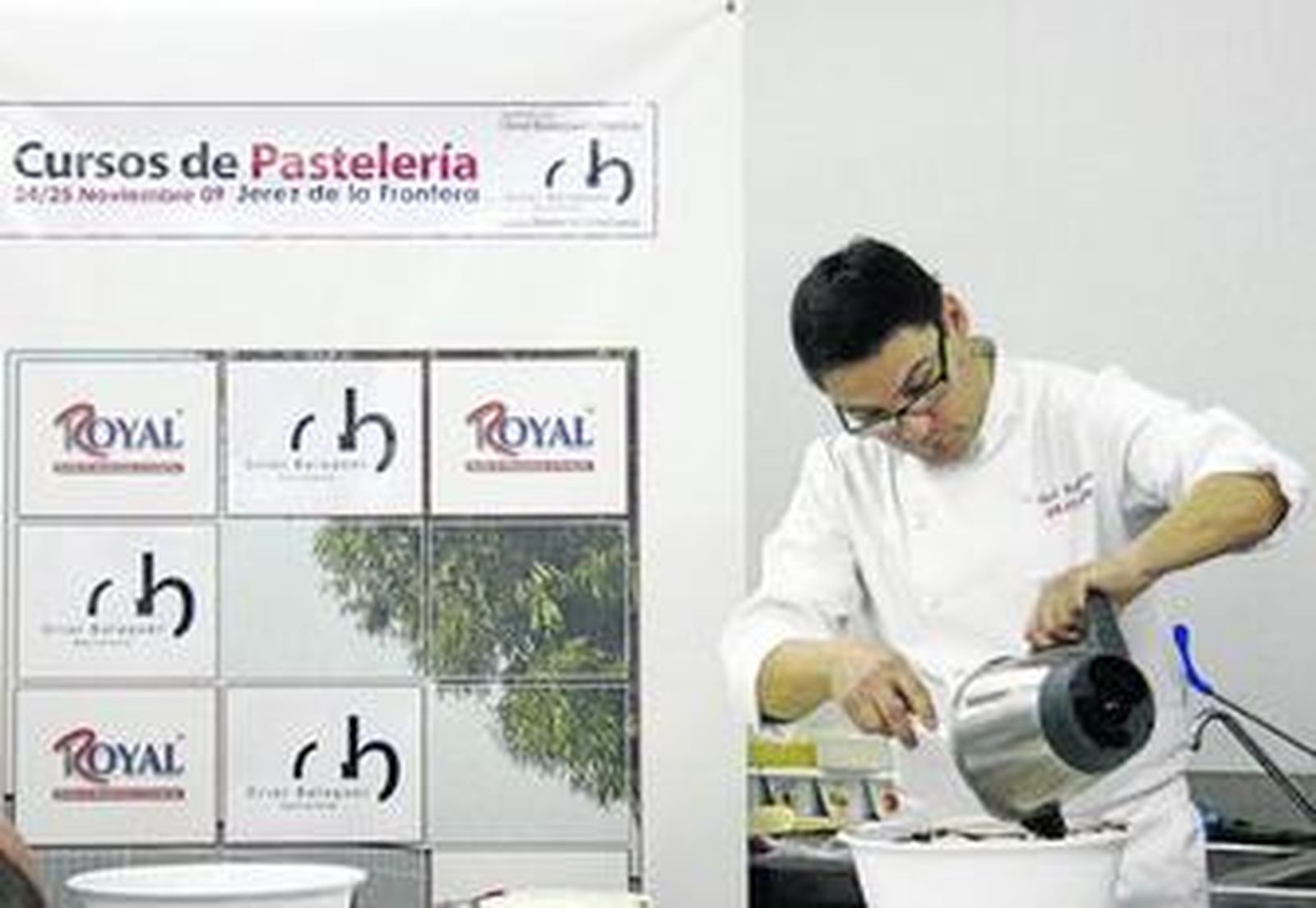 El pastelero Oriol Balaguer, ayer durante el primer día del curso en la escuela Alacena.