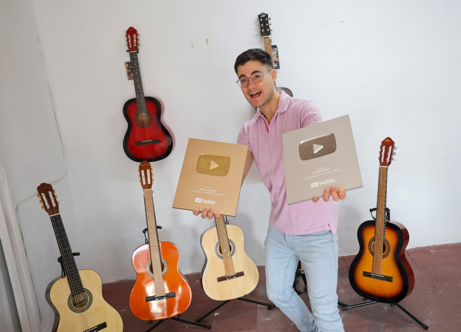 Las fotos de Adrián Campos, el malagueño que triunfa en TikTok y YouTube con sus clases de guitarra