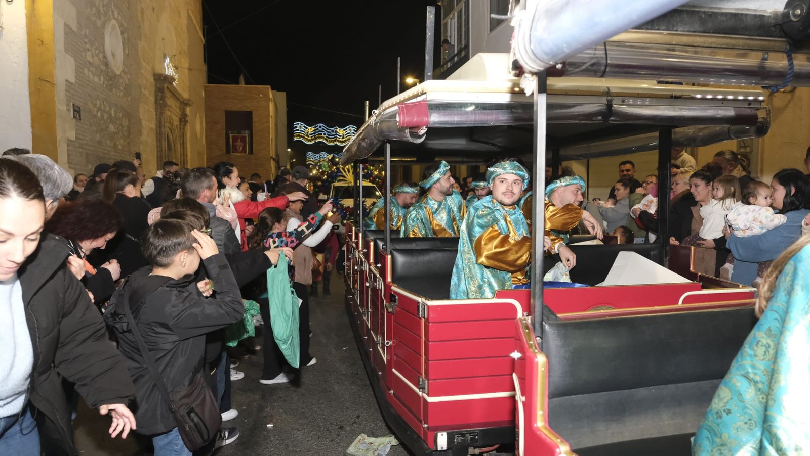 Imágenes de la cabalgata de Huércal de Almería: miles de personas reciben a los Reyes Magos