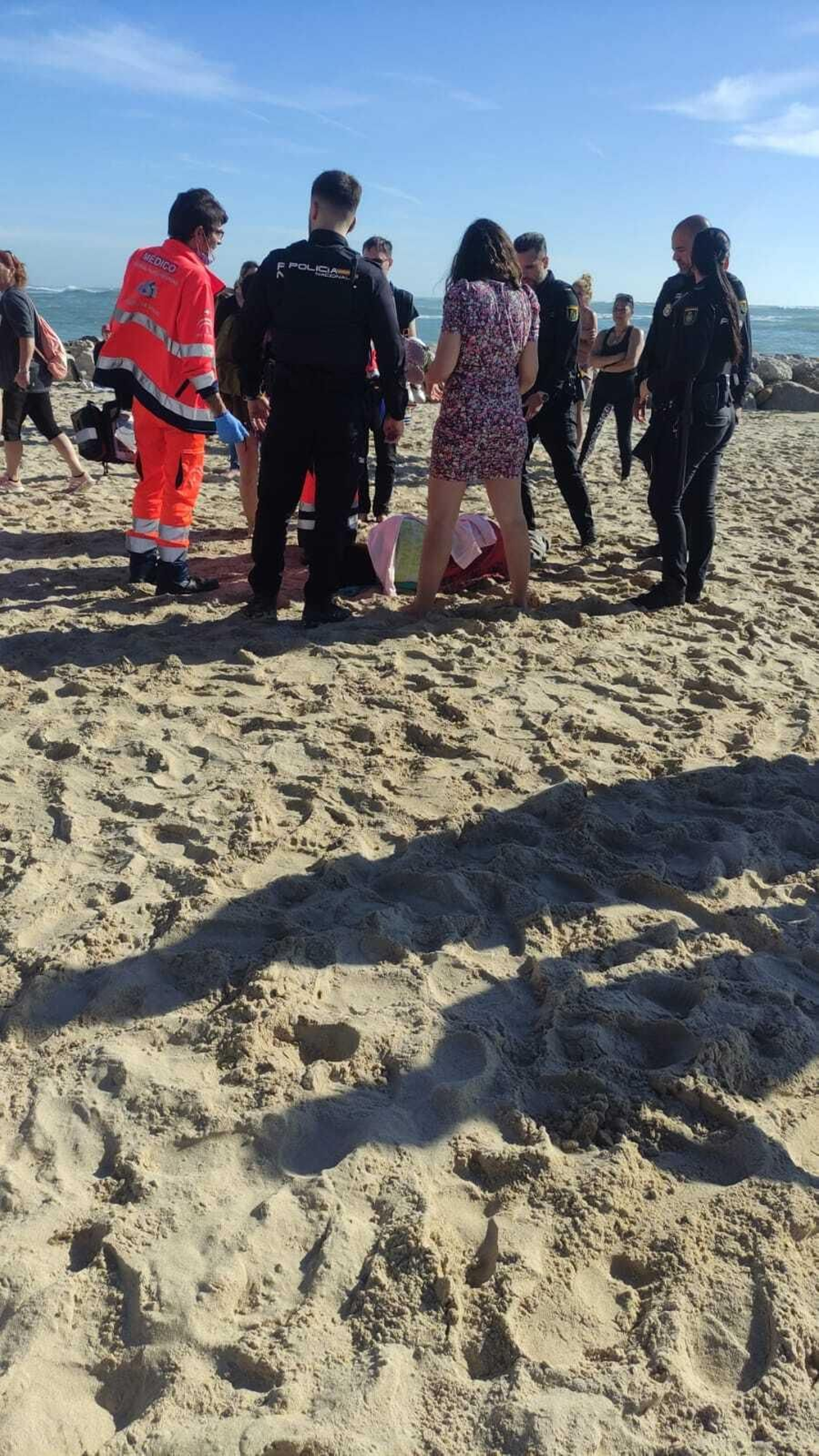 Imágenes del rescate de una joven en la playa de Santa María del Mar de Cádiz