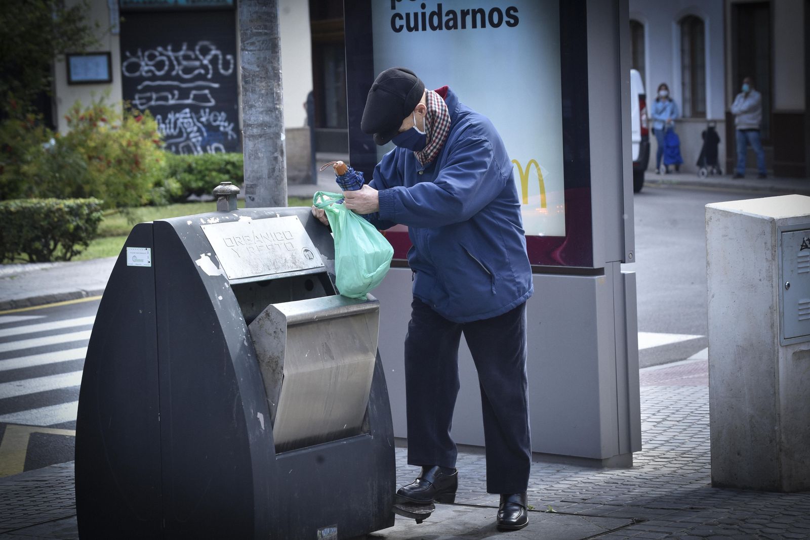 Un vecino del centro usa un contenedor soterrado en el día de ayer