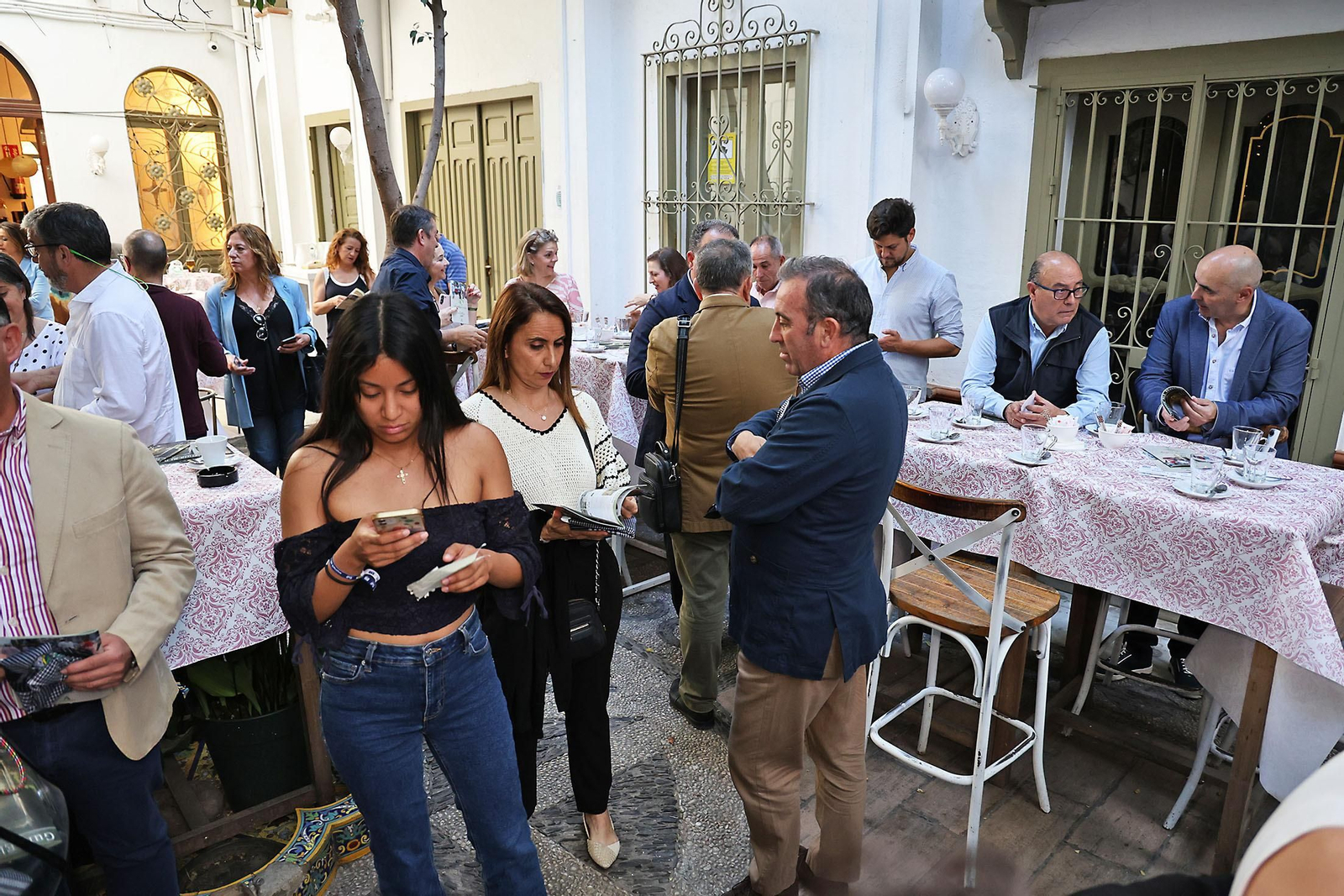 Imágenes de la presentación de la Guía del Rocío 2024 de Huelva Información