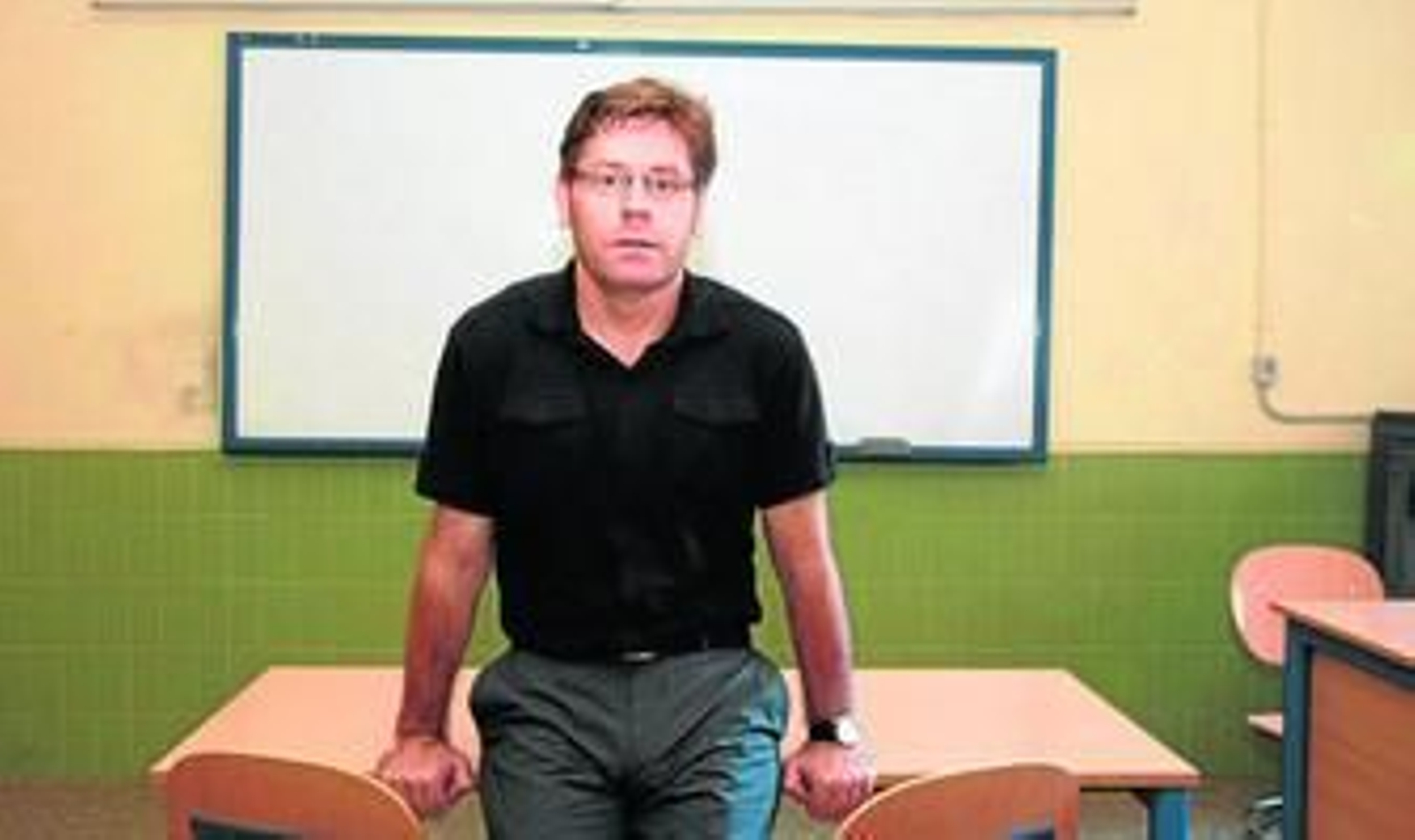 Juan Manuel Criado, momentos antes de la entrevista en un aula del IES Francisco Ayala, donde tiene la sede provisionalmente la EOI de Granada.