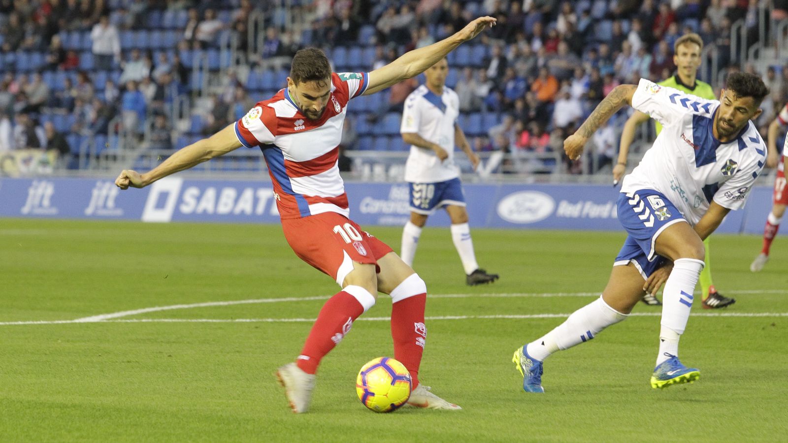 Momento en el que Antonio Puertas remata para hacer el gol del Granada CF.
