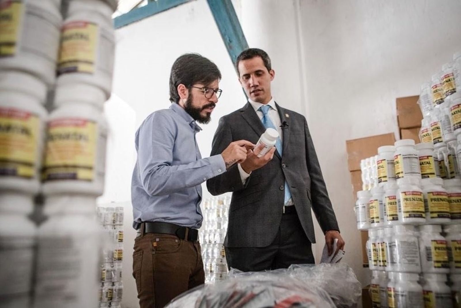 Guaidó rodeado de suplementos nutricionales para niños y embarazadas en una imagen tomada este lunes en un lugar indeterminado.