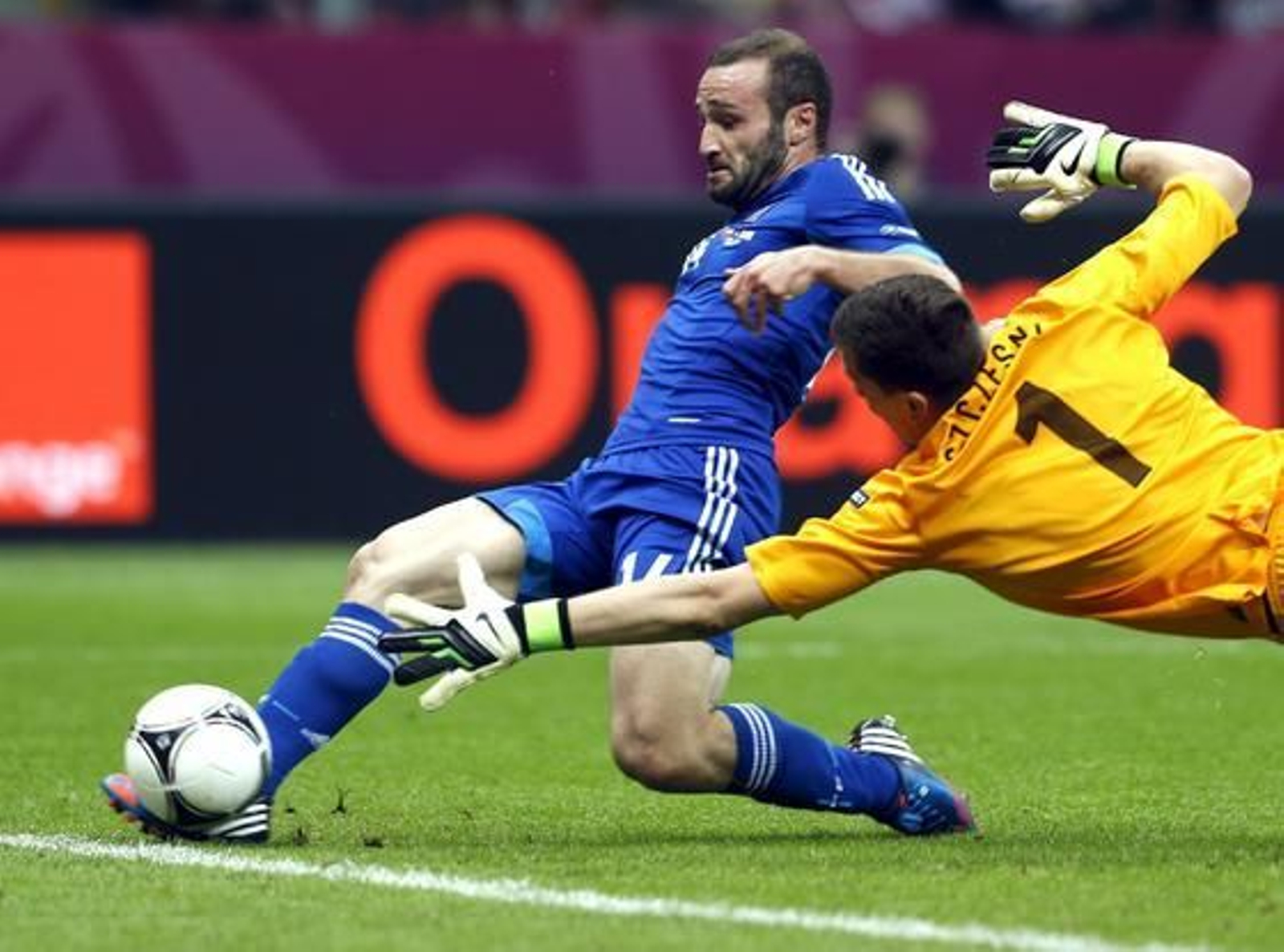 Polonia y Grecia empatan 1-1 en un interesante partido inaugural con dos expulsados, polémica y un penalti fallado.

Foto: EFE
