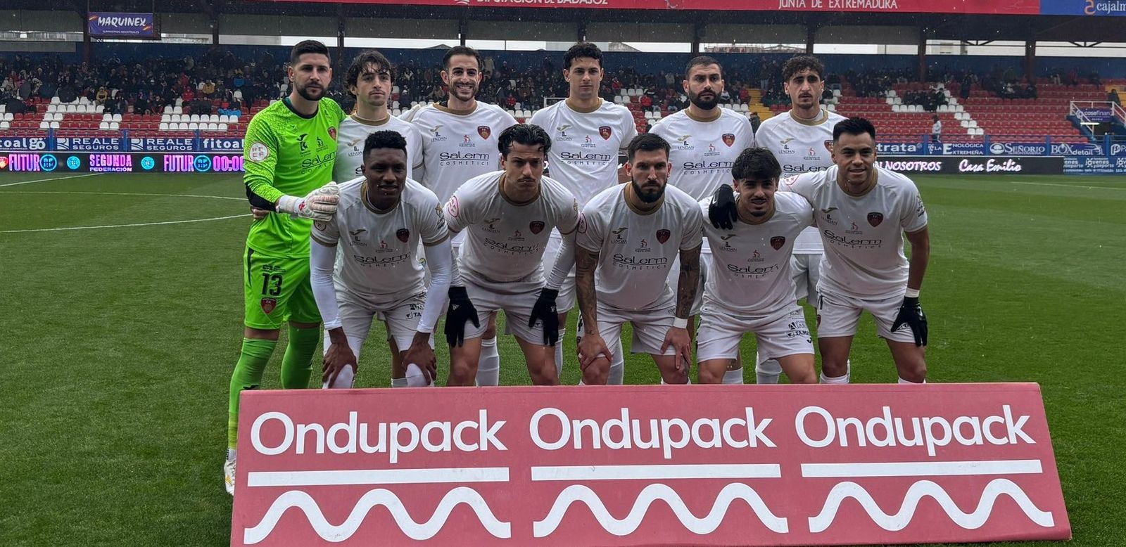 Formación inicial del Salerm Puente Genil en el Francisco de la Hera de Almendralejo.