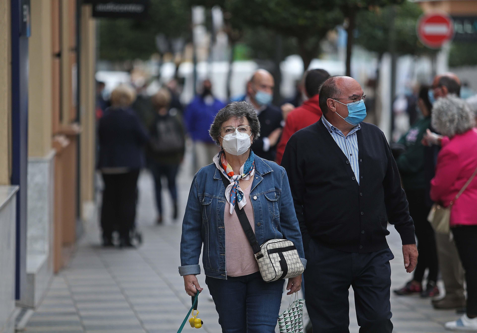 Dos personas caminan protegidas con mascarillas en Algeciras.