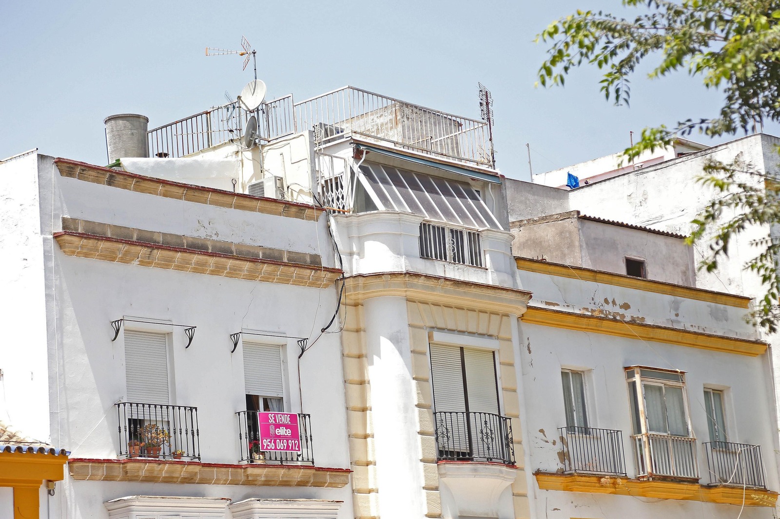 Cartel que anuncia una vivienda a la venta en la plaza Plateros.