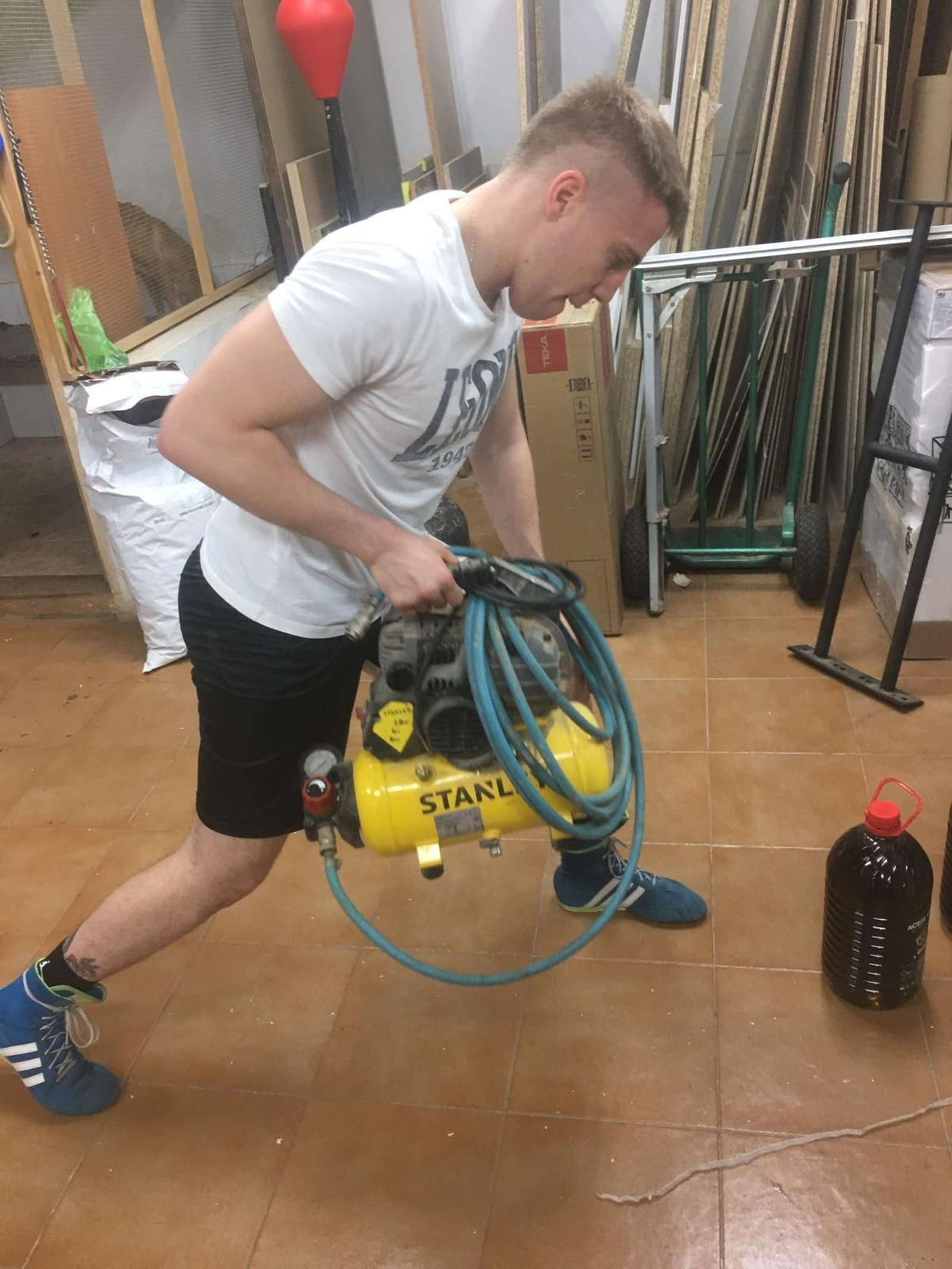 John Carter se ejercita con lo que más tiene a mano.