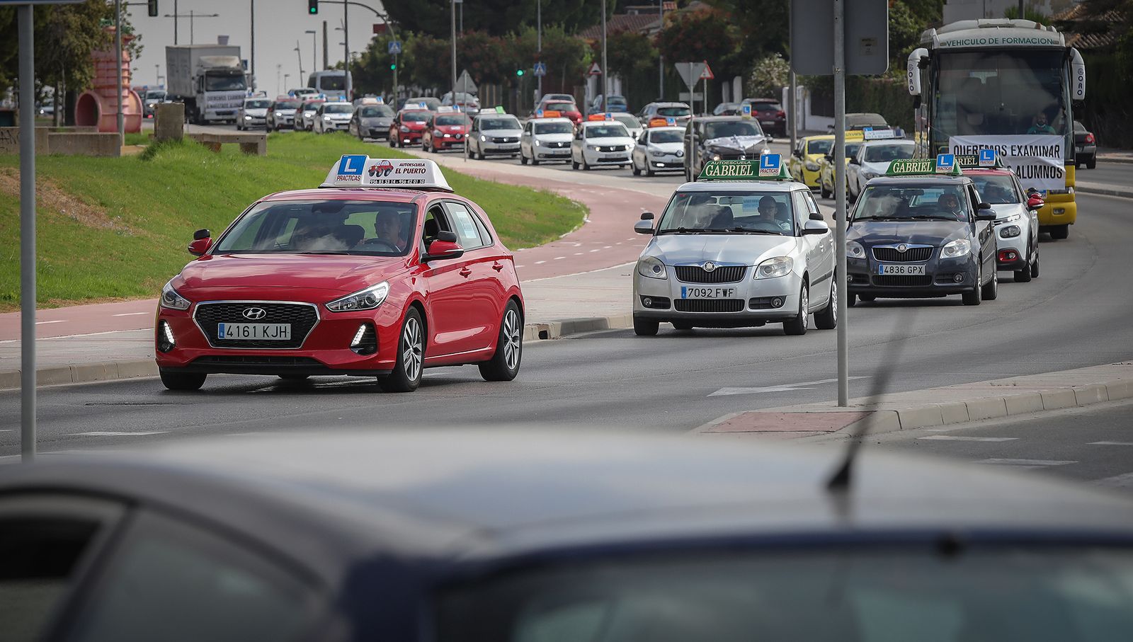 Imágenes de la caravana de protesta de las autoescuelas  por la falta de examinadores