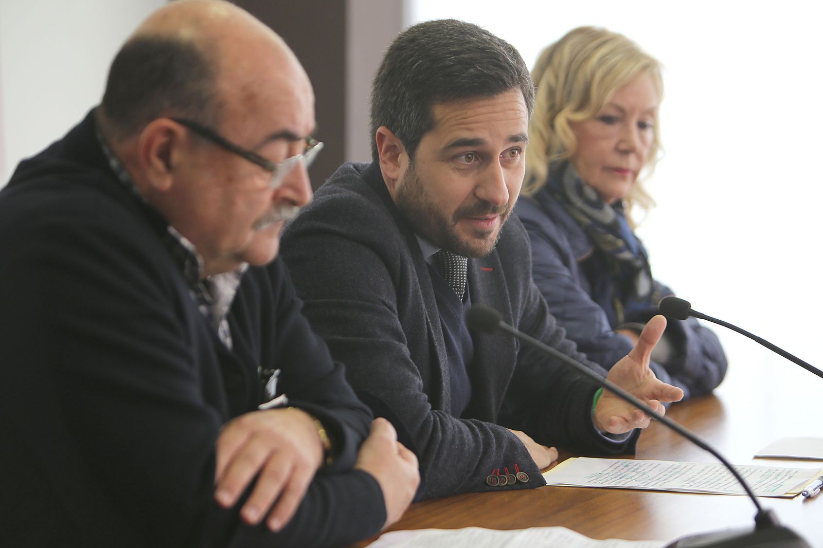 José Manuel Vera (centro)  junto a Juan Jesús Sánchez y Juani Verdugo.