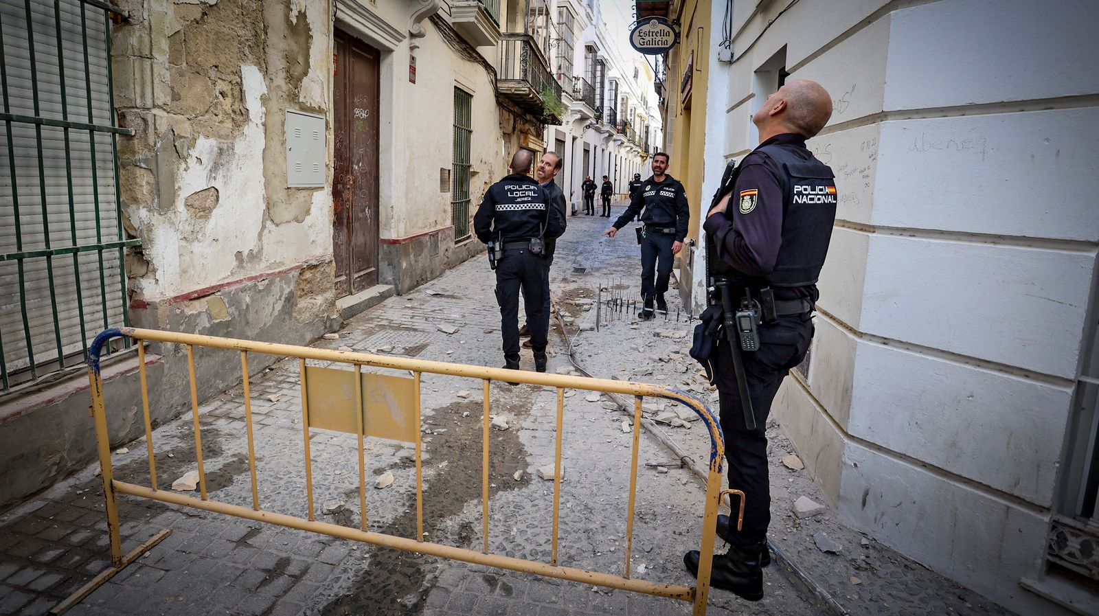 Herida una mujer al caerle una antena de una obra sin licencia en Jerez