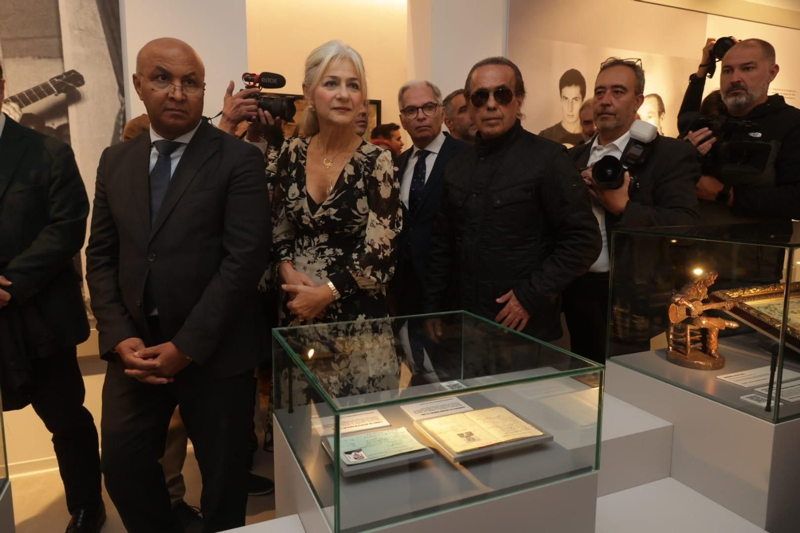 Patricia del Pozo, Jacinto Muñoz y Pepe de Lucía, durante el recorido por el Centro de Interpretación.