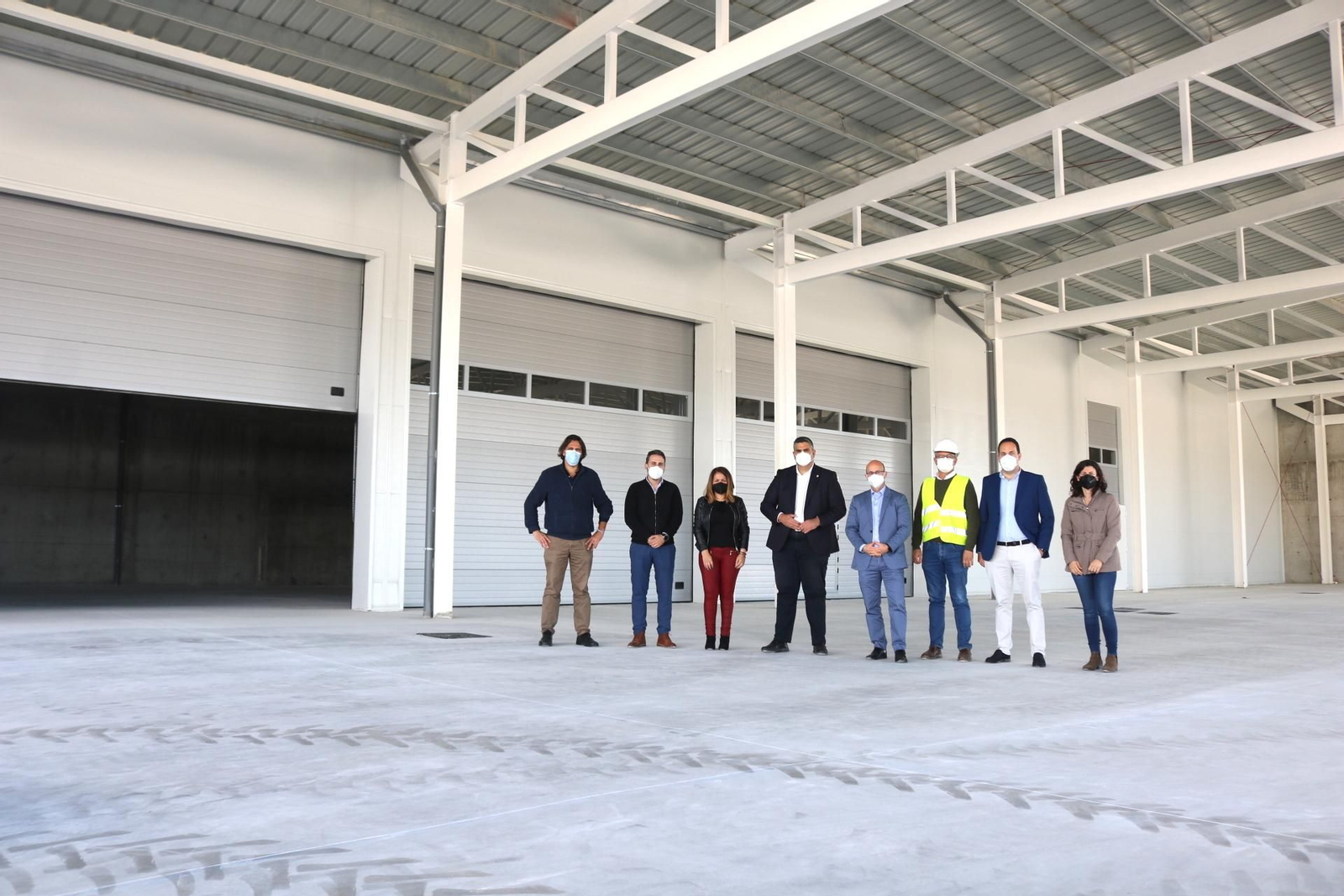 El alcalde de Mijas, Josele González, visita la nueva nave de limpieza.