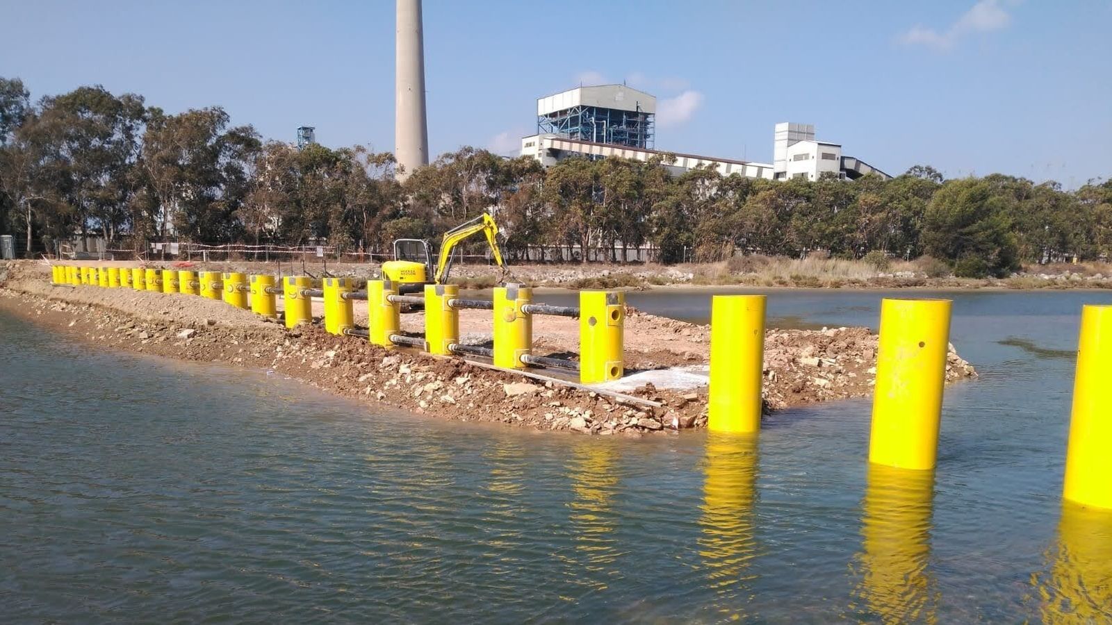 La barrera antinarcos del río Guadarranque.