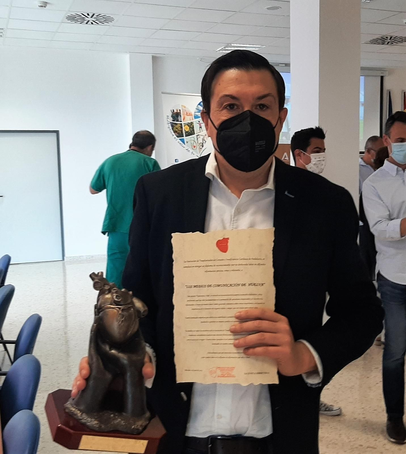 Juan F. Caballero recoge el premio en representación de la Asociación de la Prensa de Huelva.