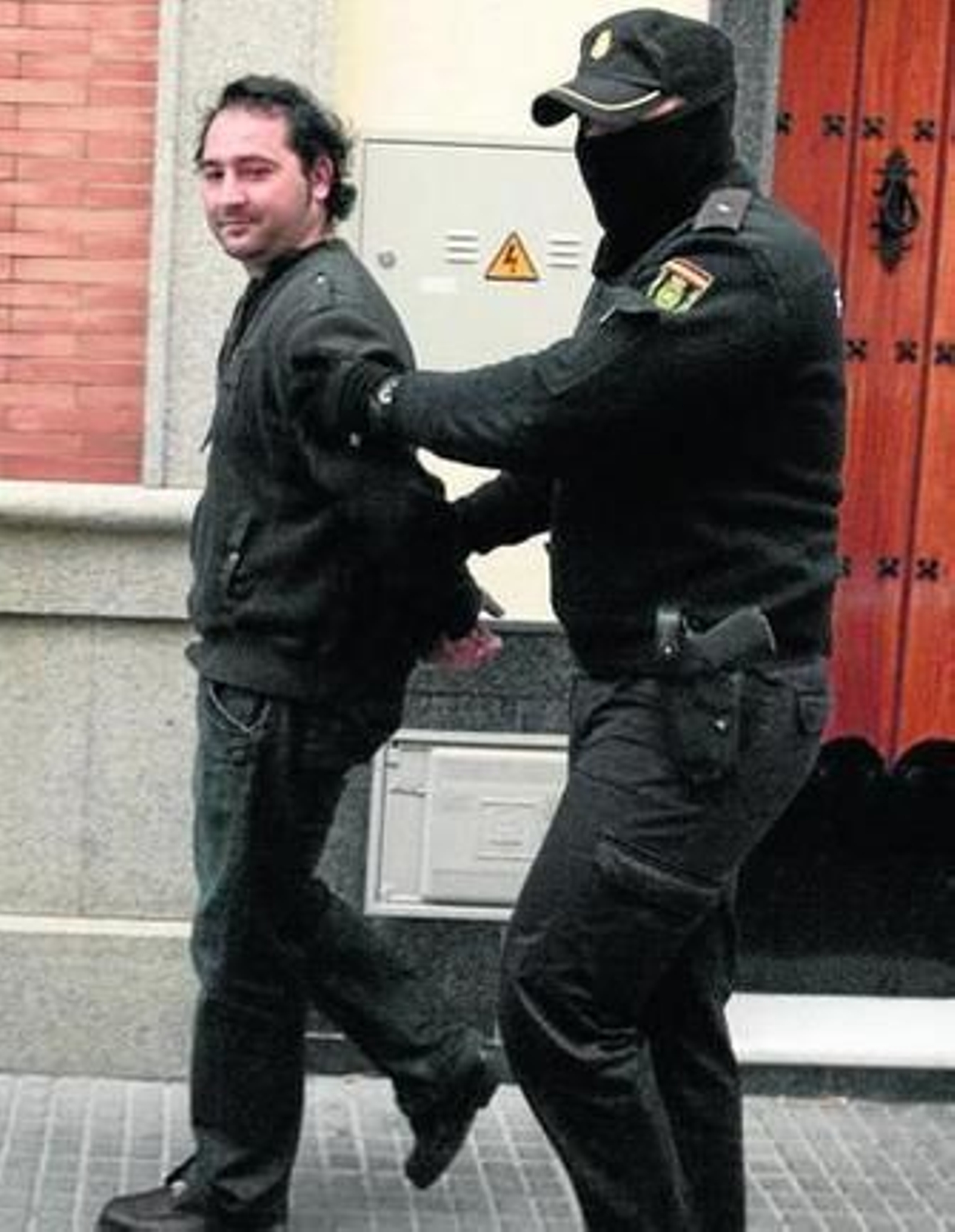 El parricida de Dos Hermanas Luis Miguel Briz Torrico, custodiado por la Policía el pasado sábado.