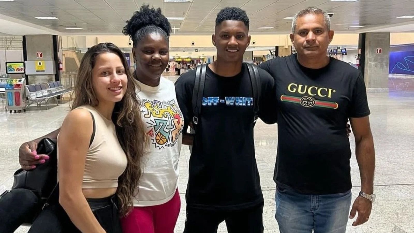 Abner Vinícius, con su familia antes de viajar hacia España.
