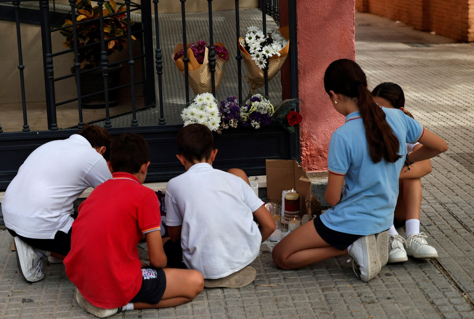 Los alumnos montan un improvisado altar en homenaje a su compañera.
