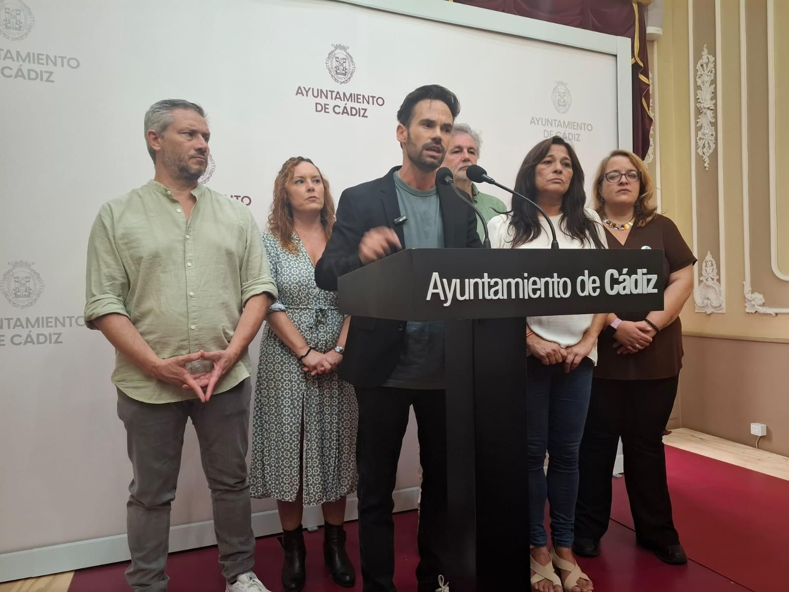 David de la Cruz, y el resto de concejales de AIG, tras el pleno que han abandonado.