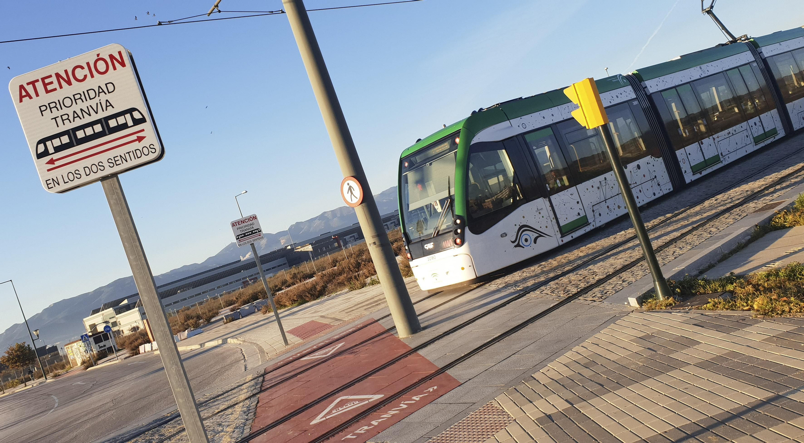 El Metro de Málaga a su paso por el entorno del Clínico.