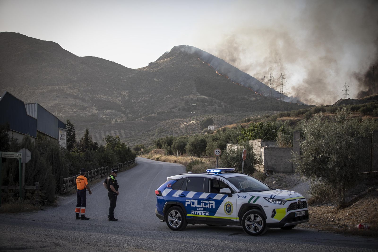 El fuego obliga a desalojar viviendas y se acerca a urbanizaciones de Albolote