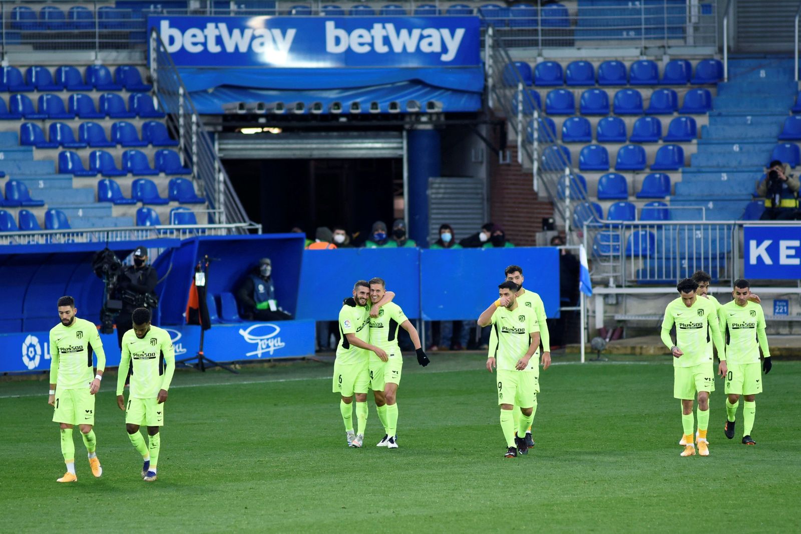 Koke felicita a Marcos Llorente tras anotar el primer tanto del partido en Mendizorroza.