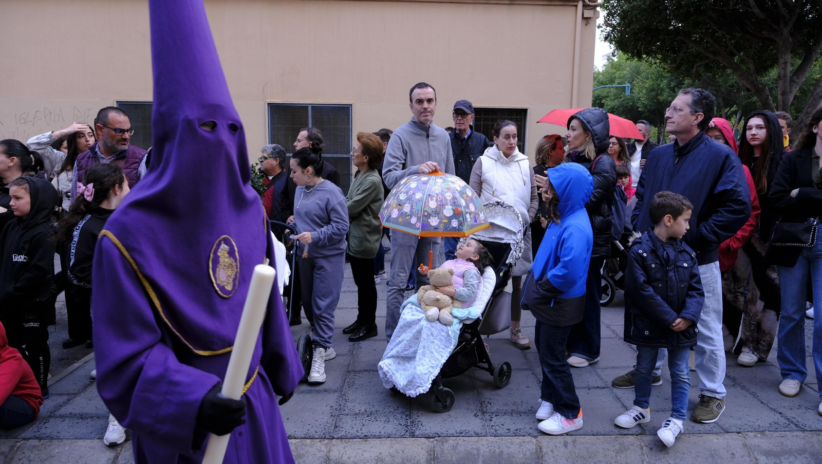 Pasión vuelve a su Iglesia de Santa Teresa azotada por la lluvia