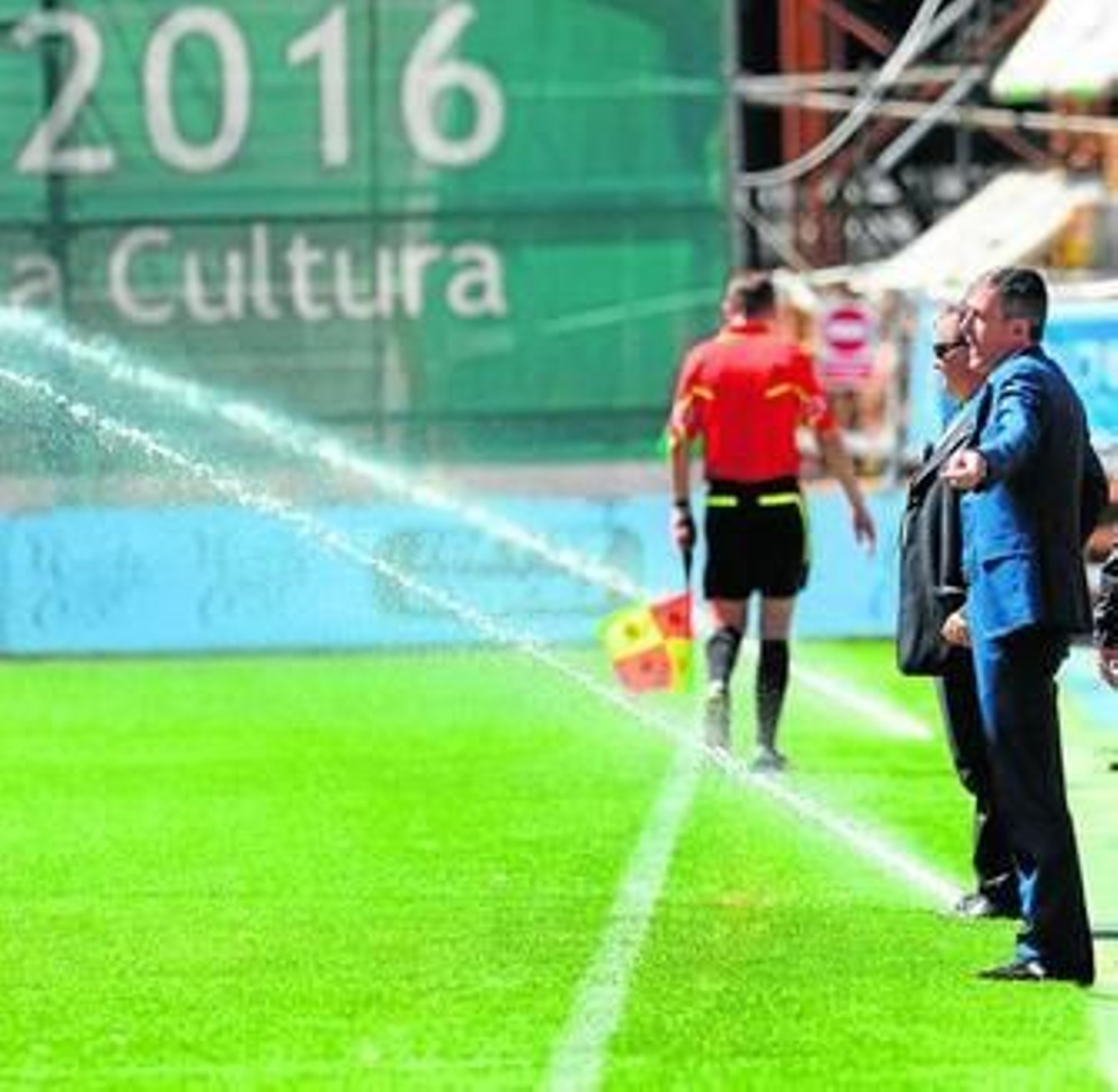 Lucas Alcaraz gesticula con el encuentro parado por la activación de los aspersores.