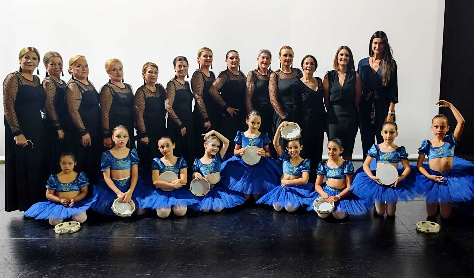 las alumnas de la clase de danza, en el Teatro Municipal Florida.
