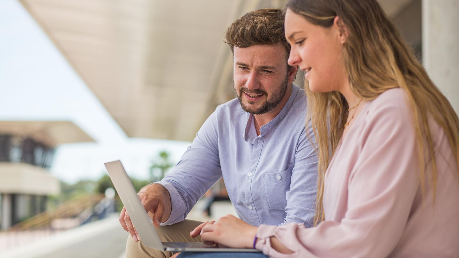 Además de estas ayudas y becas al estudio, también existen los Premios a la Excelencia Académica