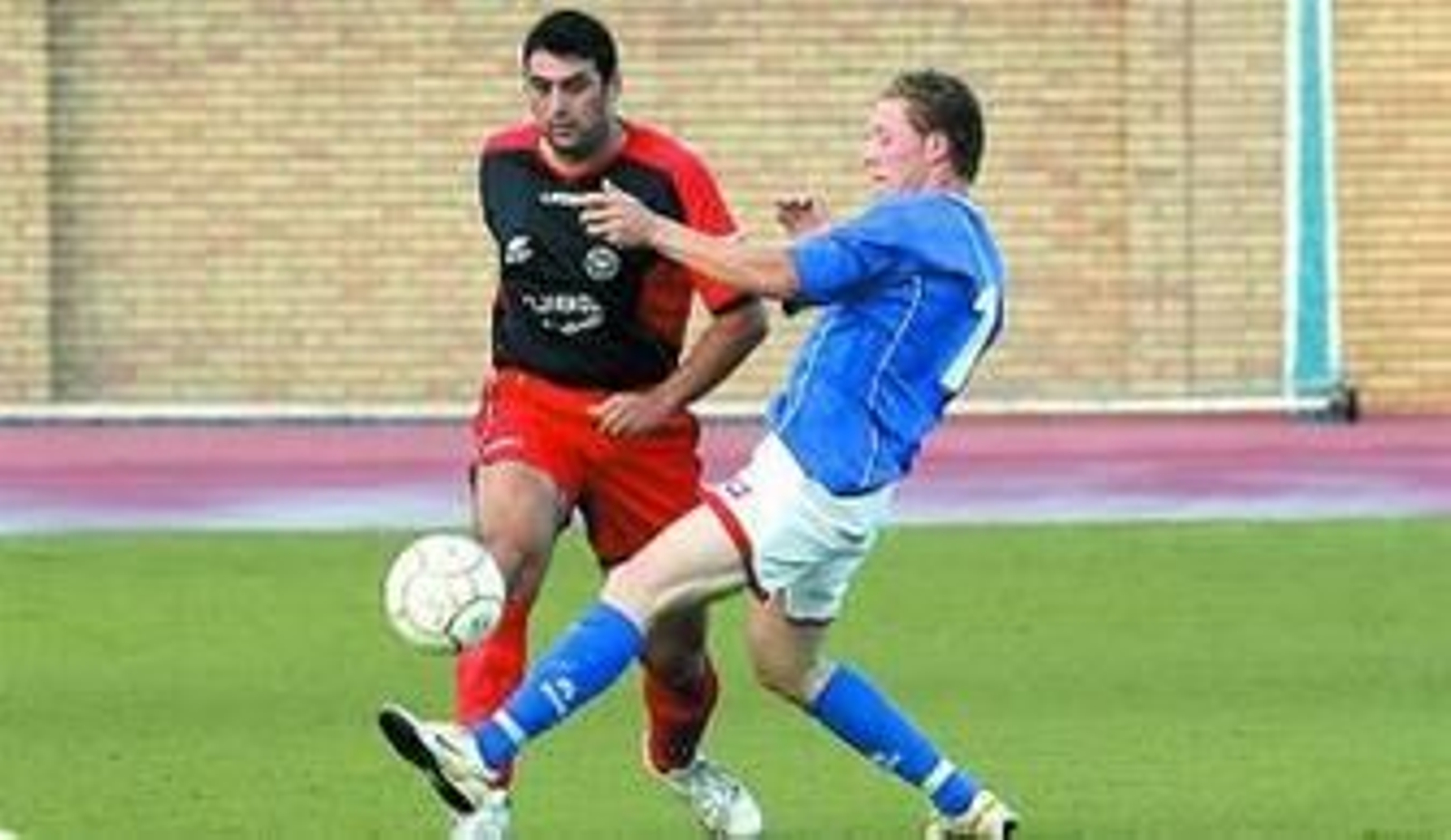 David Mora, izquierda, baja aljaraqueña para el choque con el Trigueros.